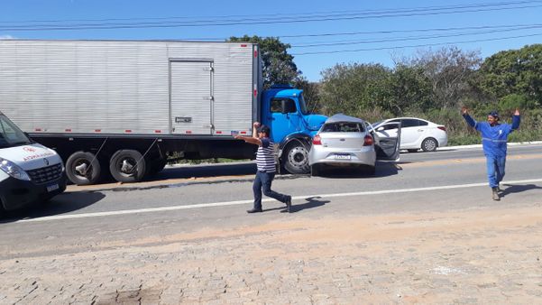 Acidente entre caminhão e carro em Cachoeiro de Itapemirim