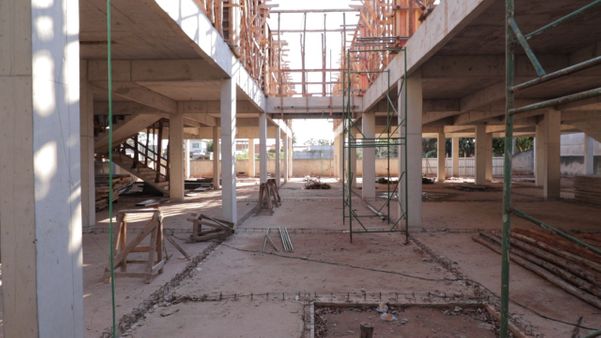 As obras de demolição aconteceram em março de 2020 e a obra da nova escola iniciou-se logo em seguida. O prazo de entrega é para fevereiro de 2022.
