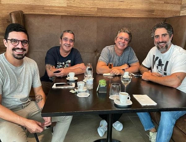 Boninho, Marcos Mion vão a restaurante com outros diretores