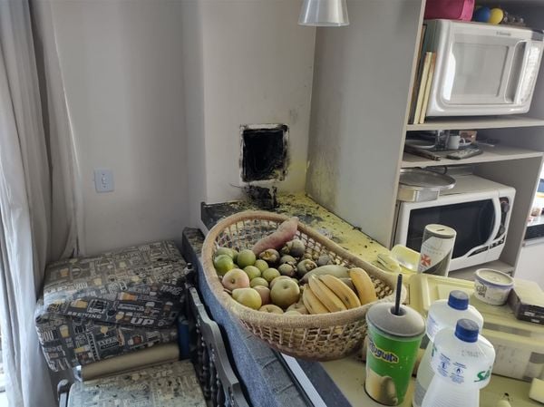 Casa começa a pegar fogo e morador descobre que usou fios irregulares; saiba identificar riscos
