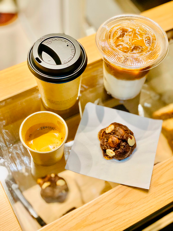 Cookie é uma opção de acompanhamento para as bebidas quentes e geladas do cardápio por Dudu Altoé