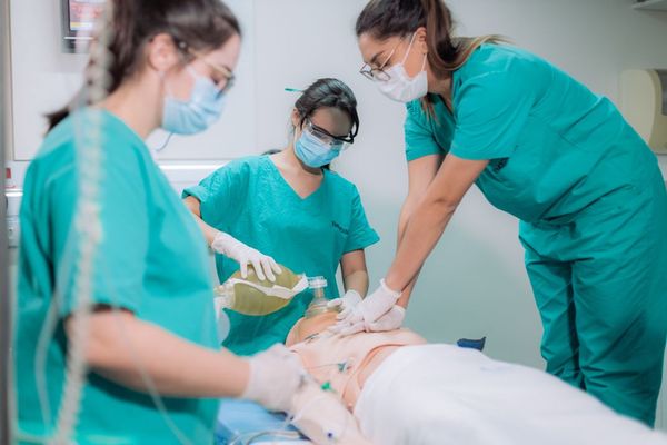 Em 53 anos de história, a Emescam já formou mais de sete mil médicos com um único objetivo: uma formação que valorize a moral, ética e a diversidade sob um olhar humano da profissão.