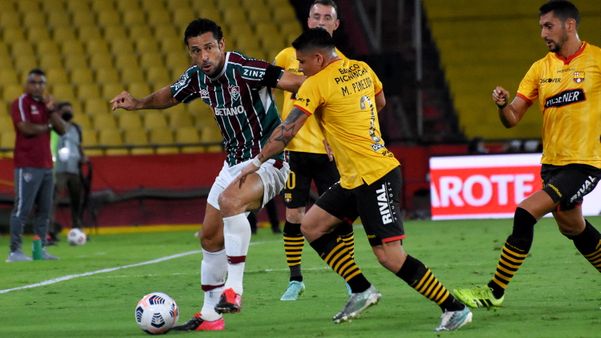 Fred em disputa de bola contra o Barcelona de Guayaquil