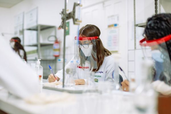 Mais do que dominar técnicas, o ensino da faculdade valoriza a compreensão do impacto dele na sociedade e estuda a relação com o paciente.