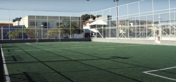 Os campos society contam com grama sintética aprovada pela Federação Internacional de Futebol (Fifa).
