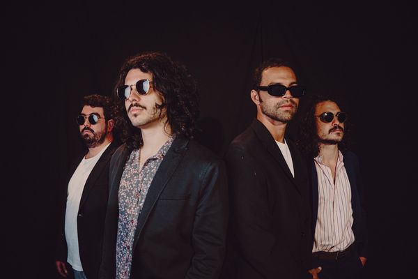 A banda capixaba Rosa Chá, em seu primeiro EP, aposta em ritmos dançantes, com pitadas de pop-rock