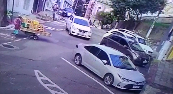 Após ser estacionado, carro começa a descer rua do Centro de Vitória e só para ao atingir outro veículo
