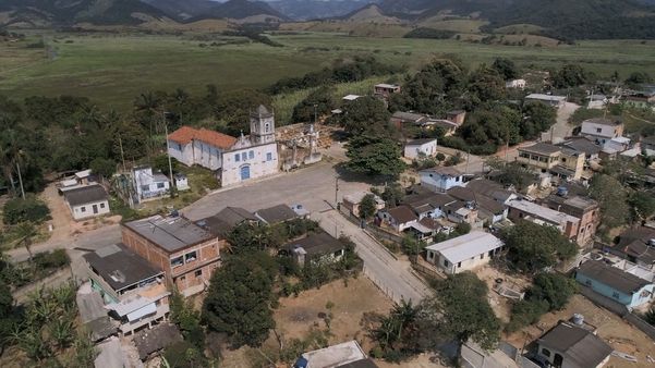 Comunidade de Araçatiba, em Viana, que abriga a figueira africana