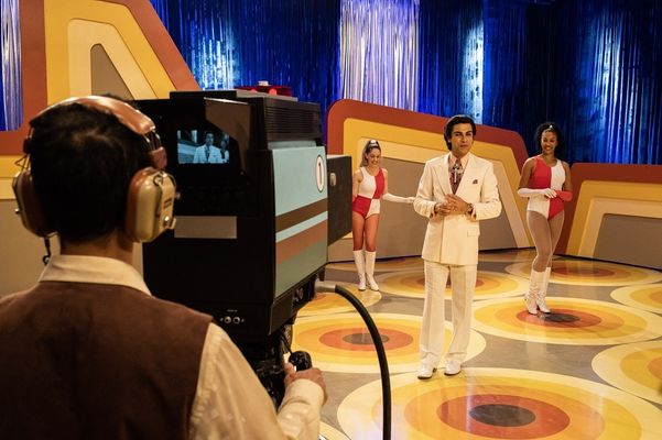 O ator Mariano Mattos como Silvio Santos no início da carreira na série 