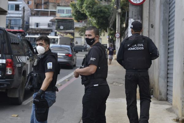 Policiais Civis em operação no Morro da Conquista, em Vitória por Ricardo Medeiros