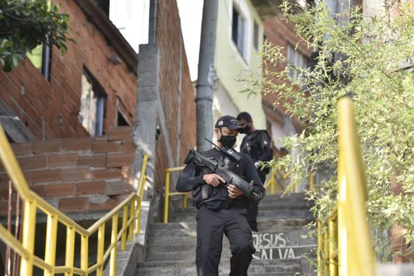 Policiais Civis em operação no Morro da Conquista, em Vitória por Ricardo Medeiros