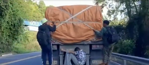 Três homens pendurados em traseira de caminhão na BR 262 no ES