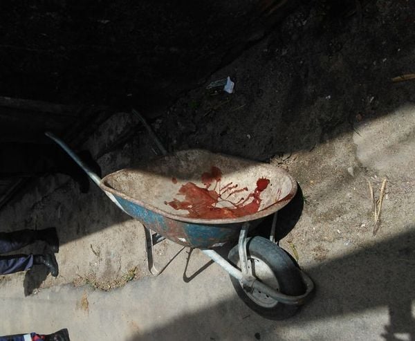 Um carrinho de mão ensanguentado também foi encontrado no local onde o corpo foi achado