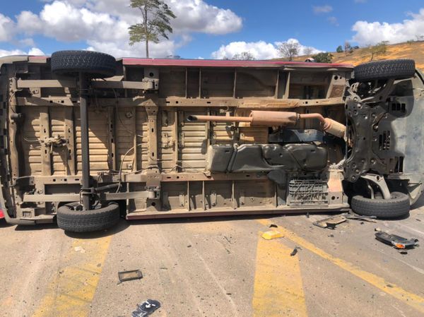 Van do Corpo de Bombeiros tombada depois de acidente em Colatina
