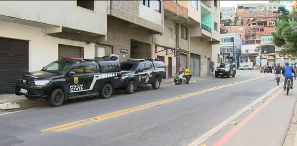 Viaturas da Polícia Civil na parte baixa do Morro da Conquista em Vitória