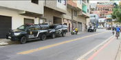 Viaturas da Polícia Civil na parte baixa do Morro da Conquista em Vitória(Reprodução / TV Gazeta)