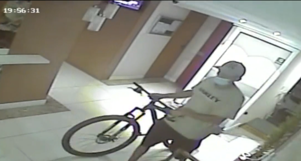 Trecho da gravação mostra bandido saindo do prédio com uma bicicleta