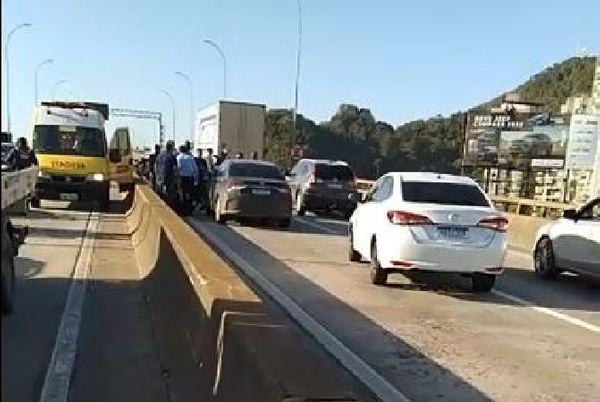 Acidente ocorreu no sentido Vitória da Terceira Ponte, mas veículos de atendimento também ocupam faixa no sentido Vila Velha