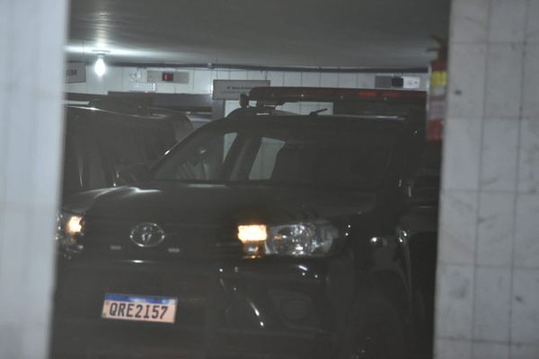 Réus chegando ao Fórum Criminal no Centro de Vitória.  por Vitor Jubini 