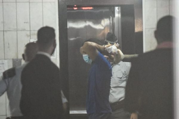 Réus chegando ao Fórum Criminal no Centro de Vitória.  por Vitor Jubini 