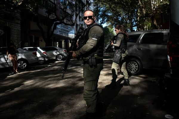 Réus chegando ao Fórum Criminal no Centro de Vitória.  por Vitor Jubini 