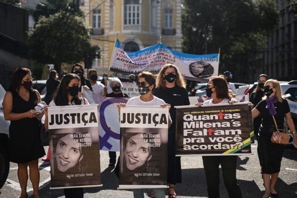 Amigos e familiares de Milena Gottardi exibem faixas e cartazes em frente ao Fórum Criminal no Centro de Vitória. por Vitor Jubini