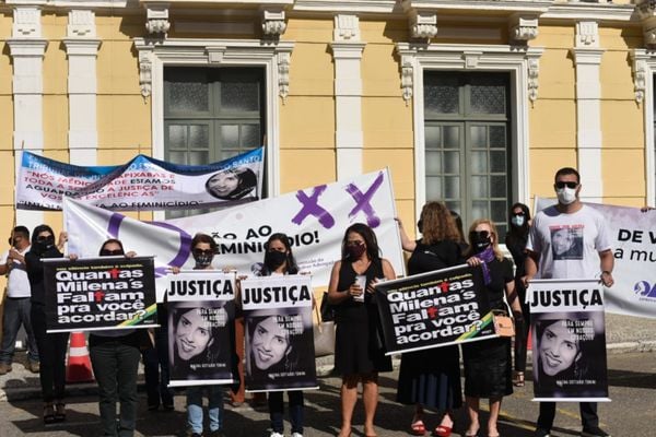 Amigos e familiares de Milena Gottardi exibem faixas e cartazes em frente ao Fórum Criminal no Centro de Vitória. por Vitor Jubini