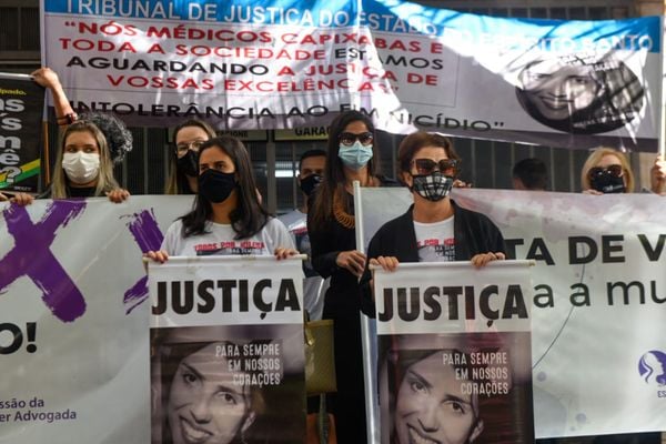 Amigos e familiares de Milena Gottardi exibem faixas e cartazes em frente ao Fórum Criminal no Centro de Vitória. por Vitor Jubini