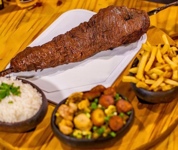 Churrasco e acompanhamentos servidos no Capixaba Grill por Capixaba Grill/Instagram