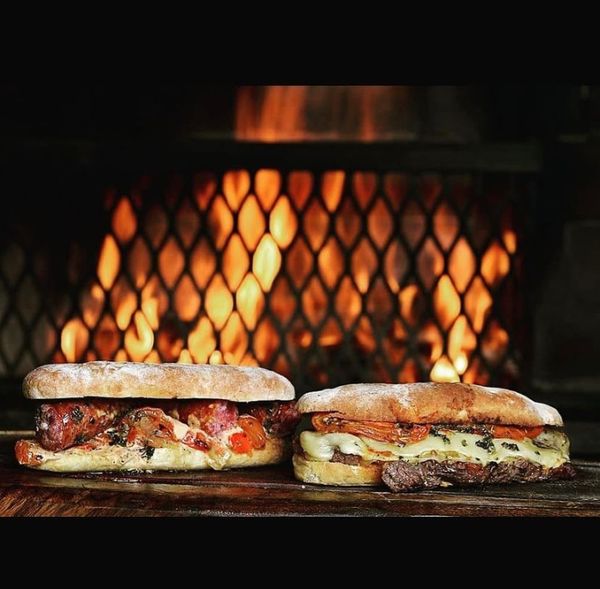 Sanduíches com carnes assadas em parrilha estão no menu do bar Carretão por Carretão/Instagram