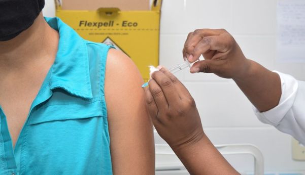Não precisa agendar para receber a vacina contra a Covid-19 em Cachoeiro. As doses que sobraram do último dia D estão disponíveis nas salas de vacina para o público acima de 18 anos