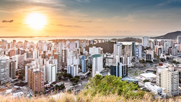 Uma das três capitais situadas em ilhas no país, Vitória foi fundada em 8 setembro de 1551. Nesses 470 anos, a cidade se modernizou sem perder as marcas de sua história, reunindo passado, presente e futuro no mesmo cenário.