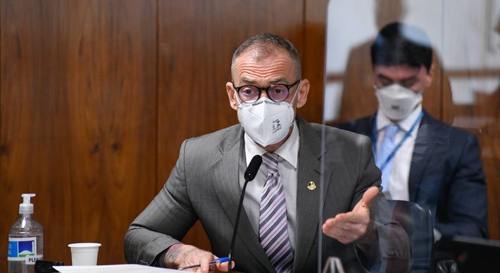 Ministro declarou, em entrevista no ano passado, que gays vinham de 'famílias desajustadas'. Fabiano Contarato, que é gay, criticou declaração e outras falas preconceituosas de Milton Ribeiro