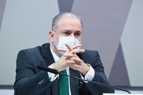 À mesa, indicado para recondução ao cargo de procurador-geral da República, com mandato de dois anos, Antônio Augusto Brandão de Aras.