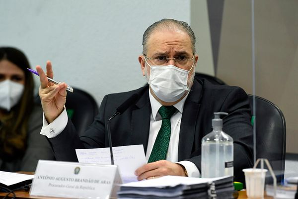 À mesa, indicado para recondução ao cargo de procurador-geral da República, com mandato de dois anos, Antônio Augusto Brandão de Aras em pronunciamento.