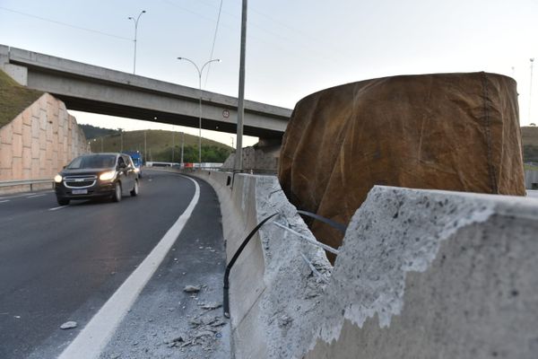 Bobina de aço se desprende de carreta e cai na BR 101, em Viana por Fernando Madeira
