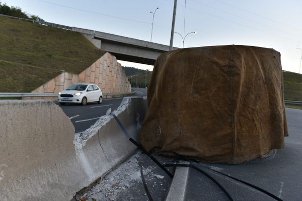 Bobina de aço se desprende de carreta e cai na BR 101, em Viana por Fernando Madeira