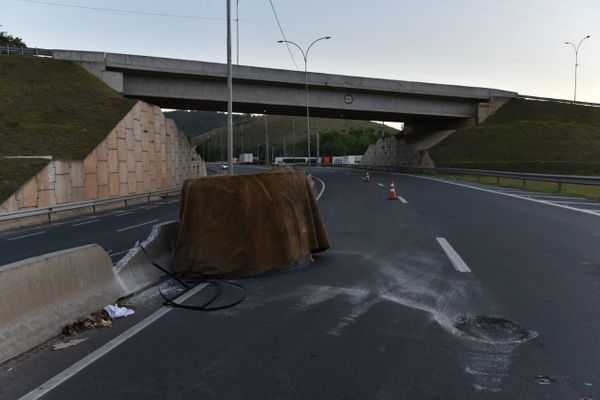 Bobina de aço se desprende de carreta e cai na BR 101, em Viana por Fernando Madeira
