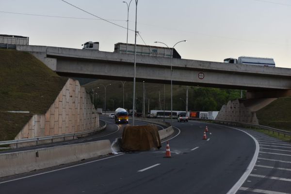 Bobina de aço se desprende de carreta e cai na BR 101, em Viana por Fernando Madeira