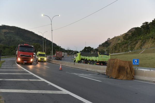 Bobina de aço se desprende de carreta e cai na BR 101, em Viana por Fernando Madeira