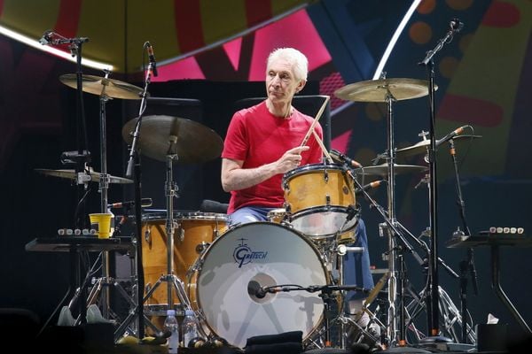 Charlie Watts baterista da banda Rolling Stones morreu aos 80 anos. Na imagem, ele aparece tocando na 