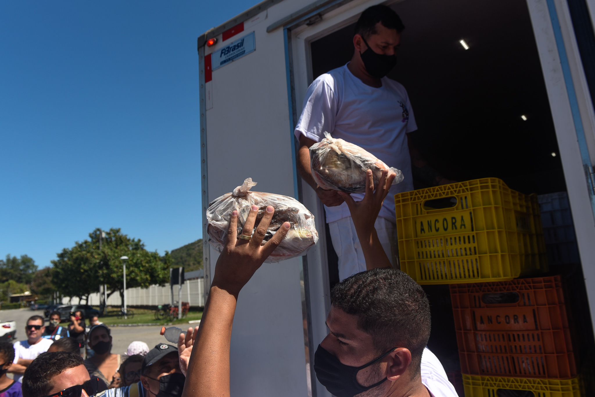 SIndicato de Pescadores promove distribuição de peixes na Praça do Papa para reivindicar indenizações após rompimento da barragem da Samarco