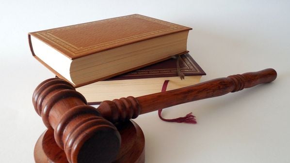 Consolida-se assim o conceito de uma "reserva de humanidade", um direito que assegura a centralidade do ser humano no julgamento, garantindo que a IA funcione como suporte, mas jamais como substituta do raciocínio jurídico.