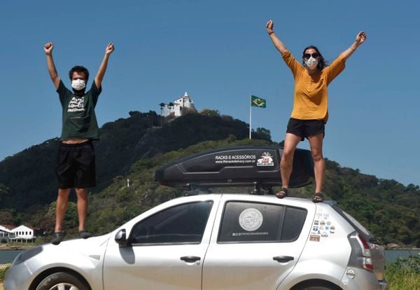 Carina Furlanetto e João Paulo Mileski, jornalistas que  já estiveram em 10 países com o seu Sandero e agora fazem um tour de carro pelo país