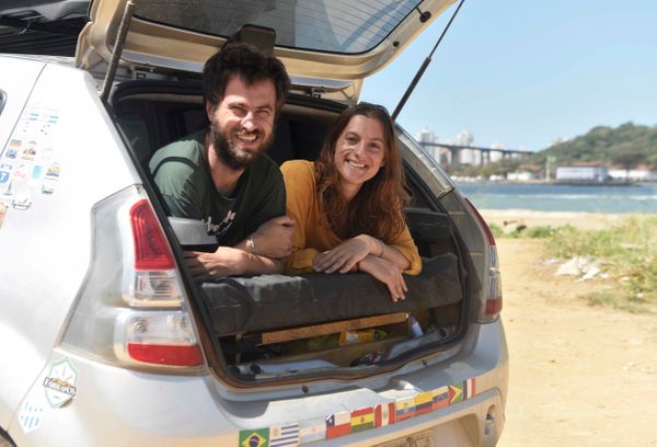 Carina Furlanetto e João Paulo Mileski, jornalistas que  já estiveram em 10 países com o seu Sandero e agora fazem um tour de carro pelo país