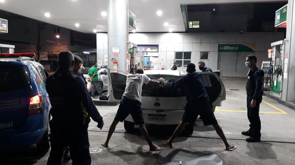 Dois homens são presos em posto de combustível após roubo de carro