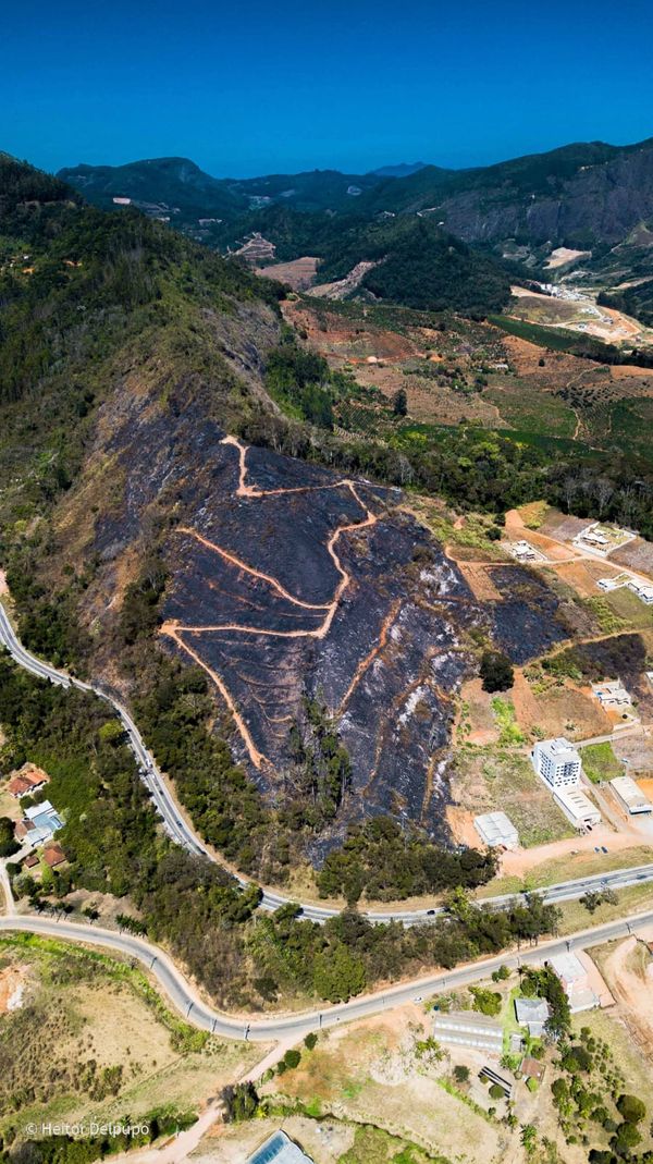 Imagens mostram estrago após incêndio em Venda Nova por Heitor Delpupo