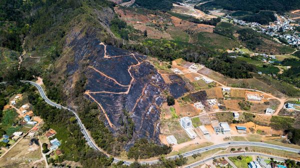 Imagens mostram estrago após incêndio em Venda Nova por Heitor Delpupo