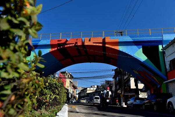 Viaduto de Paul recebe pintura 3D e homenagem aos Catraieiros por Fernando Madeira