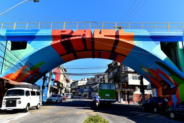 Viaduto de Paul recebe pintura 3D e homenagem aos Catraieiros por Fernando Madeira